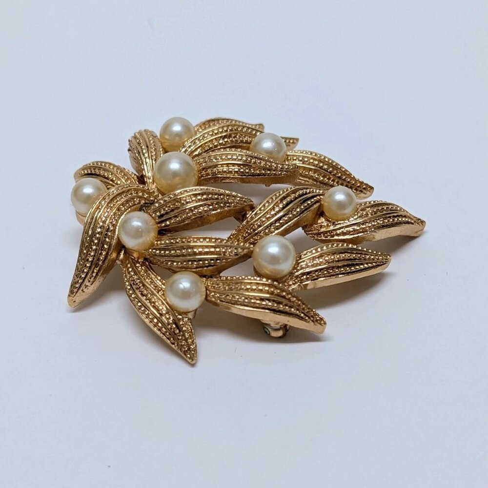 Vintage Crown TRIFARI Gold Tone Brushed Faux Pearl Leaf Brooch Pin 2" Laurel